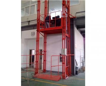 导轨式升降货梯施工现场